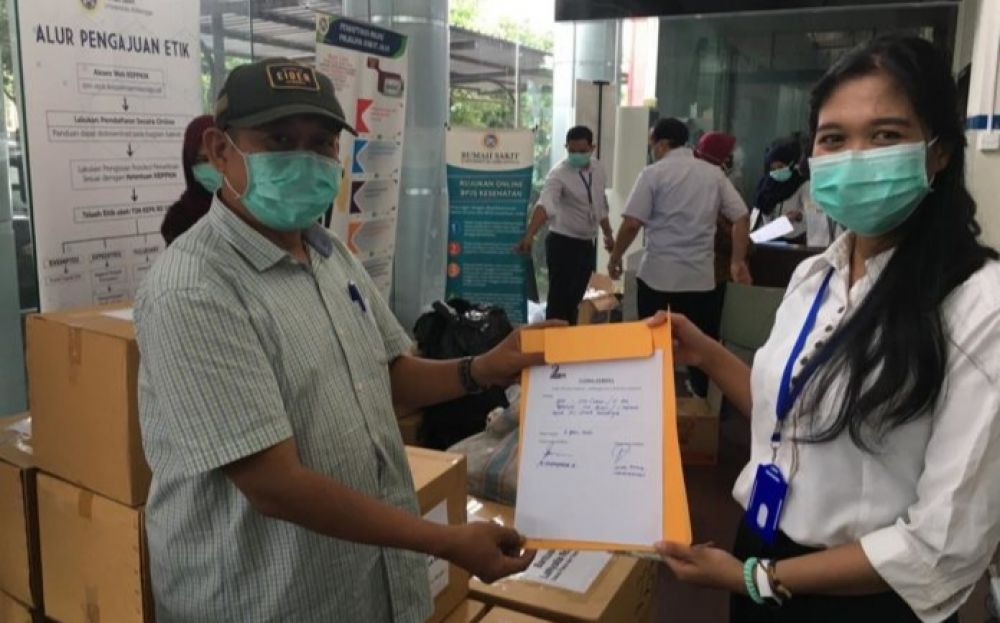 La Nyalla Academia Serahkan Bantuan APD Ke RS. Unair Surabaya
