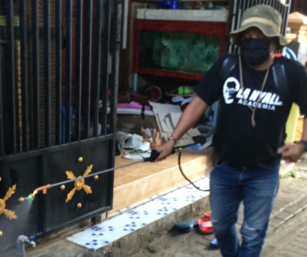Relawan LaNyalla Academia Lakukan Penyemprotan Lawan Covid-19