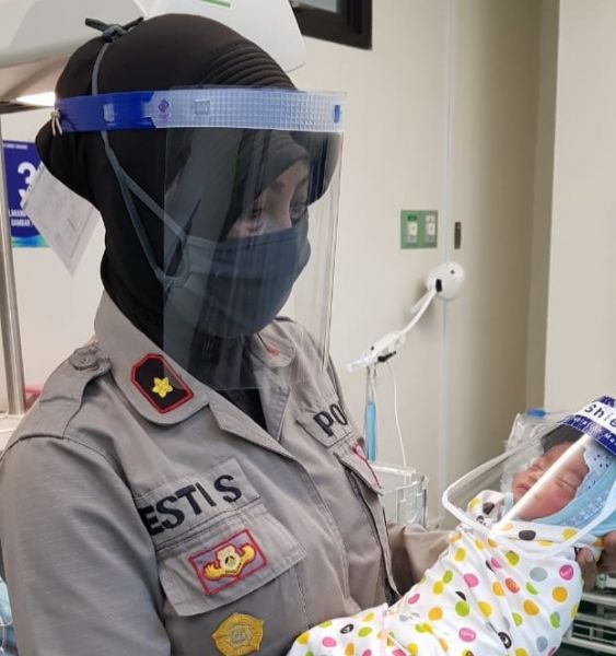 Warga Temukan Bayi Menangis di Dalam Tas Ransel  