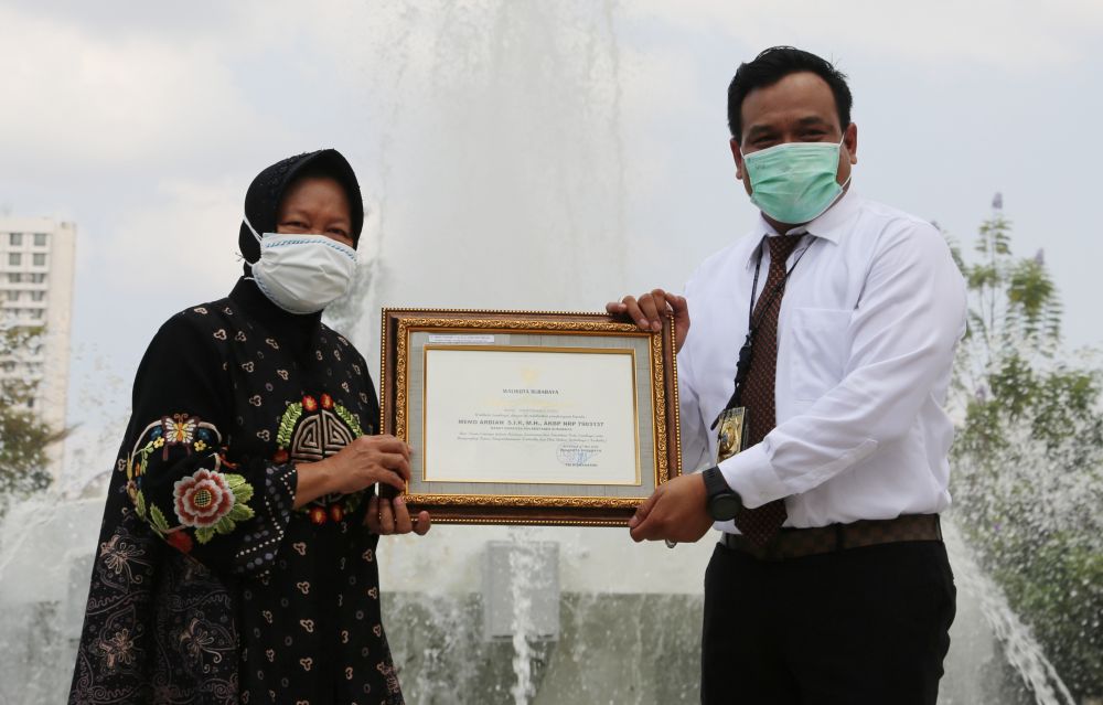 Walikota Surabaya Tri Rismaharini Menyerahkan Piagam Penghargaan Kepada Kasat Resnakoba Polrestabes Surabaya AKBP Memo Ardian