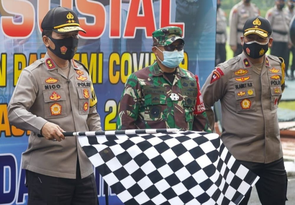 Polda Jatim Salurkan Bansos Untuk Korban Bencana Alam Dan Covid-19