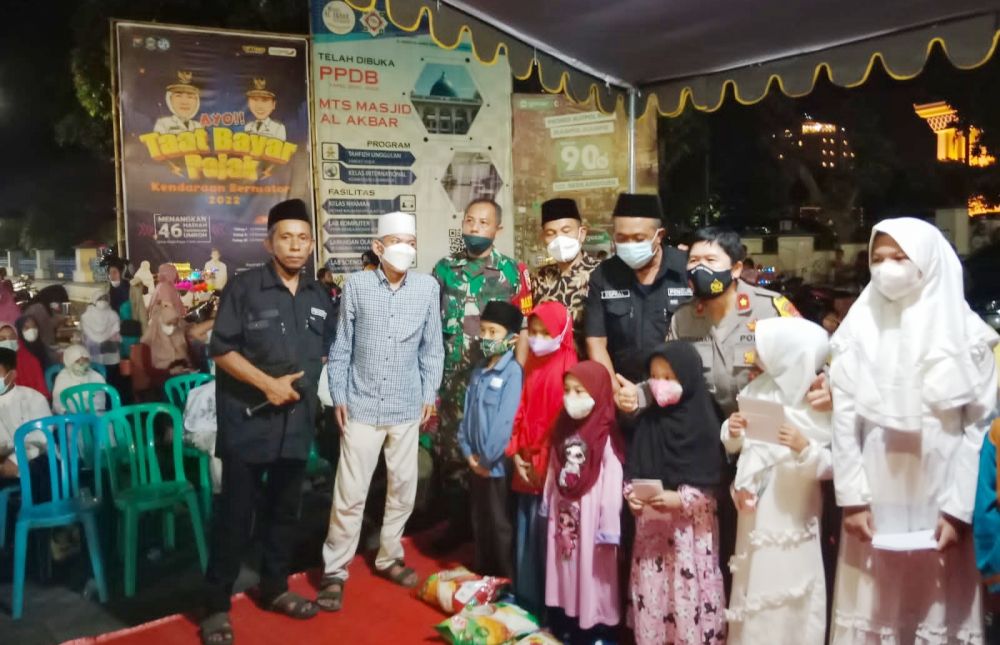 Paguyupan PKL Bambu Runcing dan Bulan Bintang Mart Menyerahkan  Santunan kepada Anak Yatim