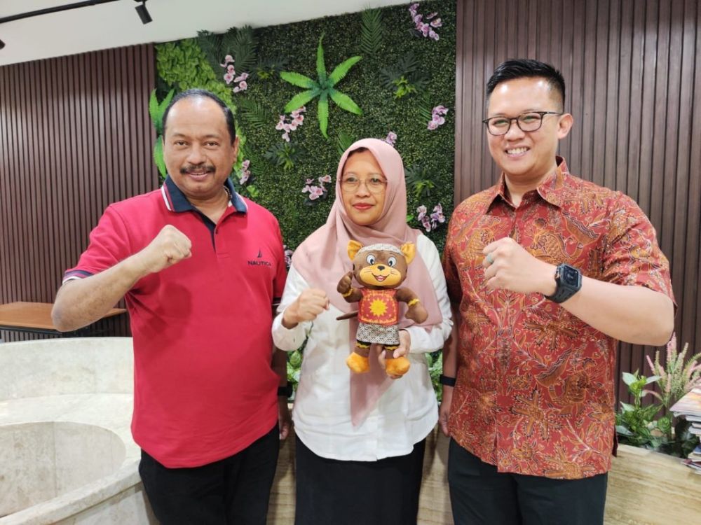 Kadisporapar Kota Mojokerto, Rachmi Wijayanti (tengah) bersama Ketua Umum KONI Jatim, M Nabil dan Ketua PB Porprov VIII, M Ali Affandi Mattalitti, Perkenalkan Maskot ‘Condromowo’
