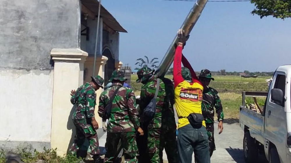 Instalasi PJU dalam kegiatan TMMD Hampir Rampung.
