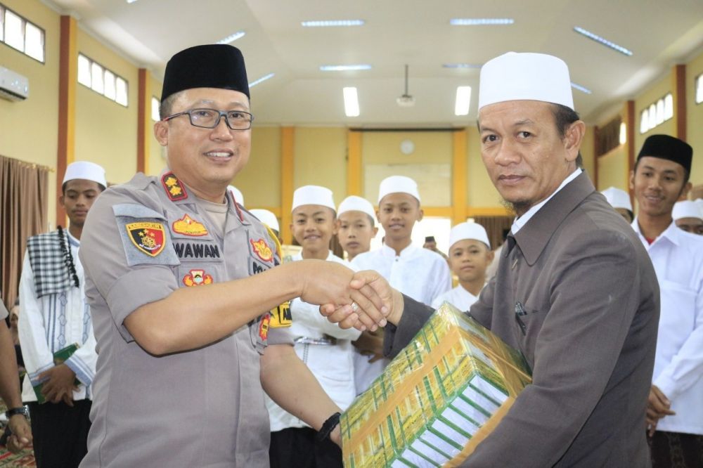 Serahkan Infak dan Memberikan Al Qur'an  Ke Pesanten