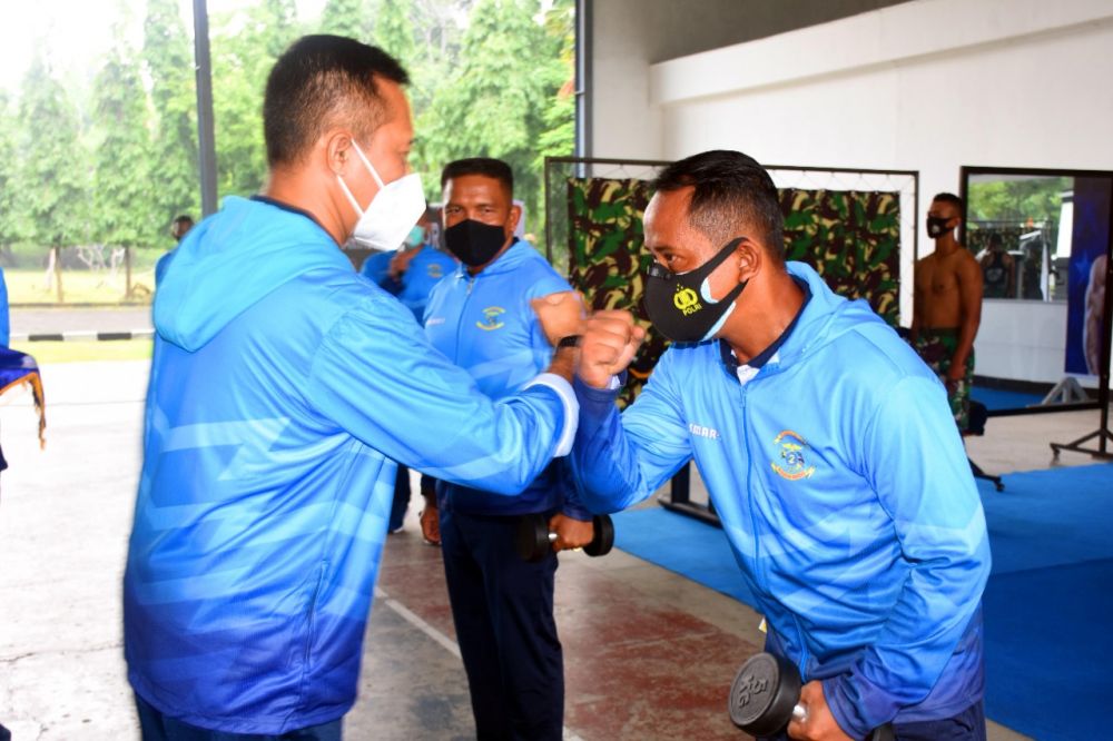 DANMENART 2 MARINIR TERIMA ALAT FITNES DARI KOMANDAN KORPS MARINIR 