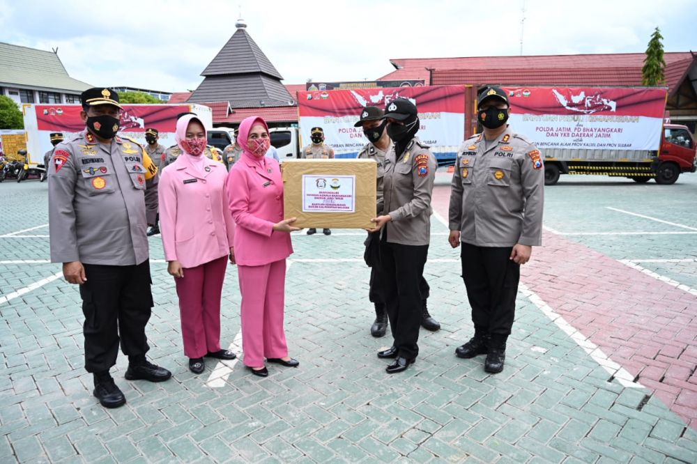 Bhayangkari Polda Jatim Serahkan Bansos Ke Bhayangkari Kalsel