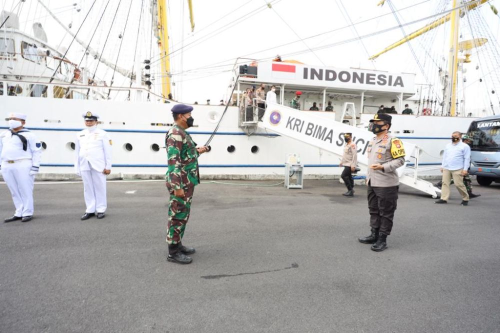 Pangkoarmada II Ajak Keliling Kapolda Jatim Melihat KRI Bima Suci 