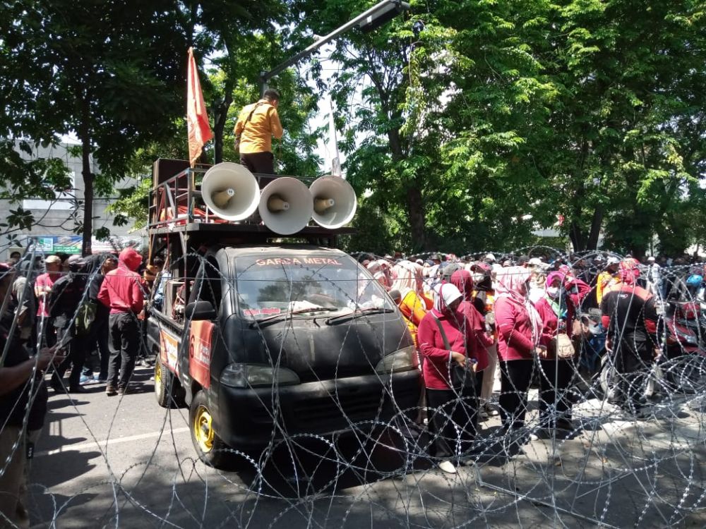 Ribuan Massa Berunjuk Rasa Di Pengadilan Negeri Surabaya, 174 Personel Polisi Diterjunkan