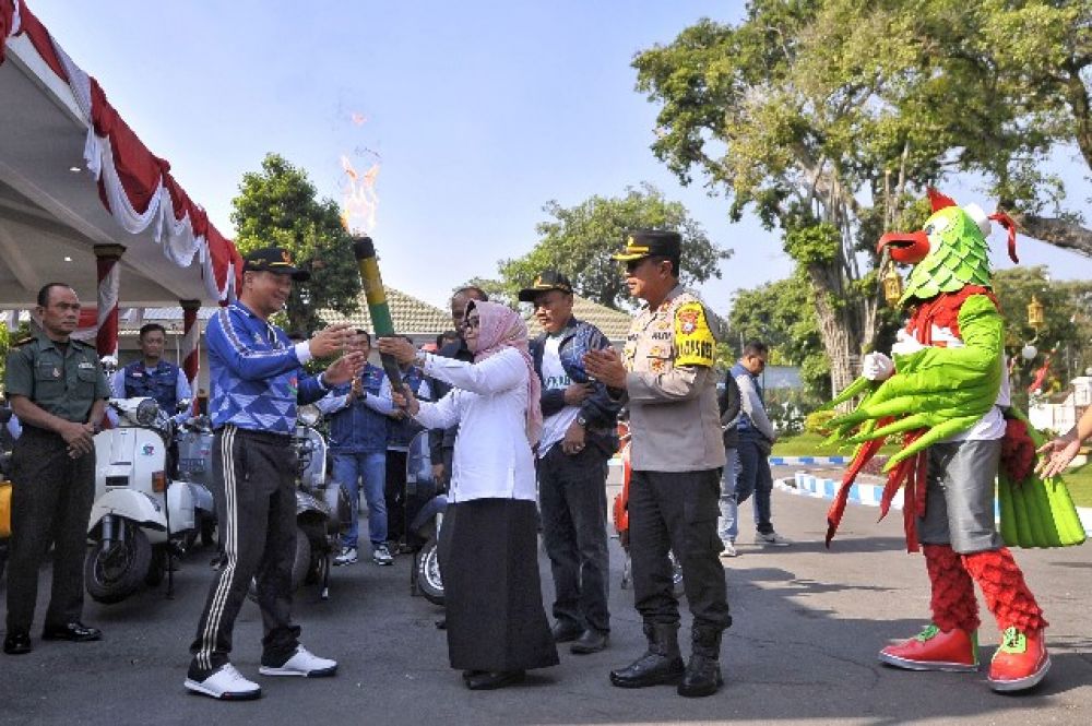 Estafet Obor Porprov VIII Jatim Kembali Sambangi Bumi Majapahit 