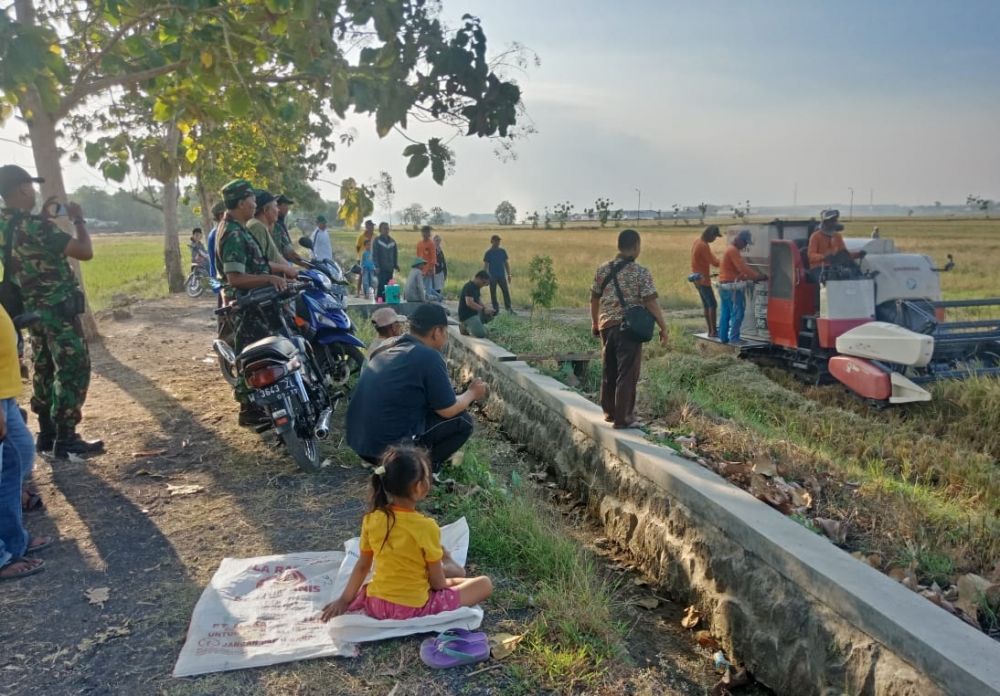 Tim TMMD Dampingi Petani Desa Kupang  Untuk Tingkatkan Hasil Tani