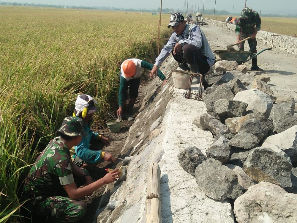 Jiwa Korsa Kodim 0816 Dalam Rangka Membangun Jalan di Desa Kupang