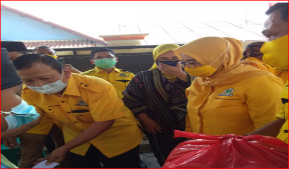 PLT Ketua DPD Partai Golkar Kota Bekasi, Ade Puspita Sari didampingi sejumlah kader partai Golkar memberikan santunan untuk anak yatim piatu pada kegiatan road show ke sejumlah pengurus