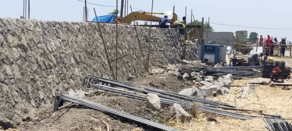 Dibawah Terik Matahari Satgas TMMD Angkat Besi Perakitan Cor Jembatan