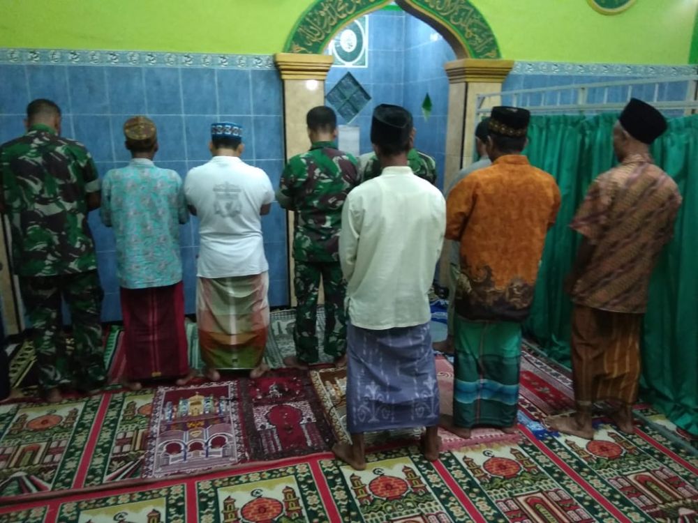 Satgas TMMD Kodim Sidoarjo Melaksanakan Sholat Subuh Berjamaah