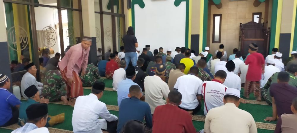 Personel Satgas TMMD ke 106 Hadiri Sholat Jumat Bersama Warga