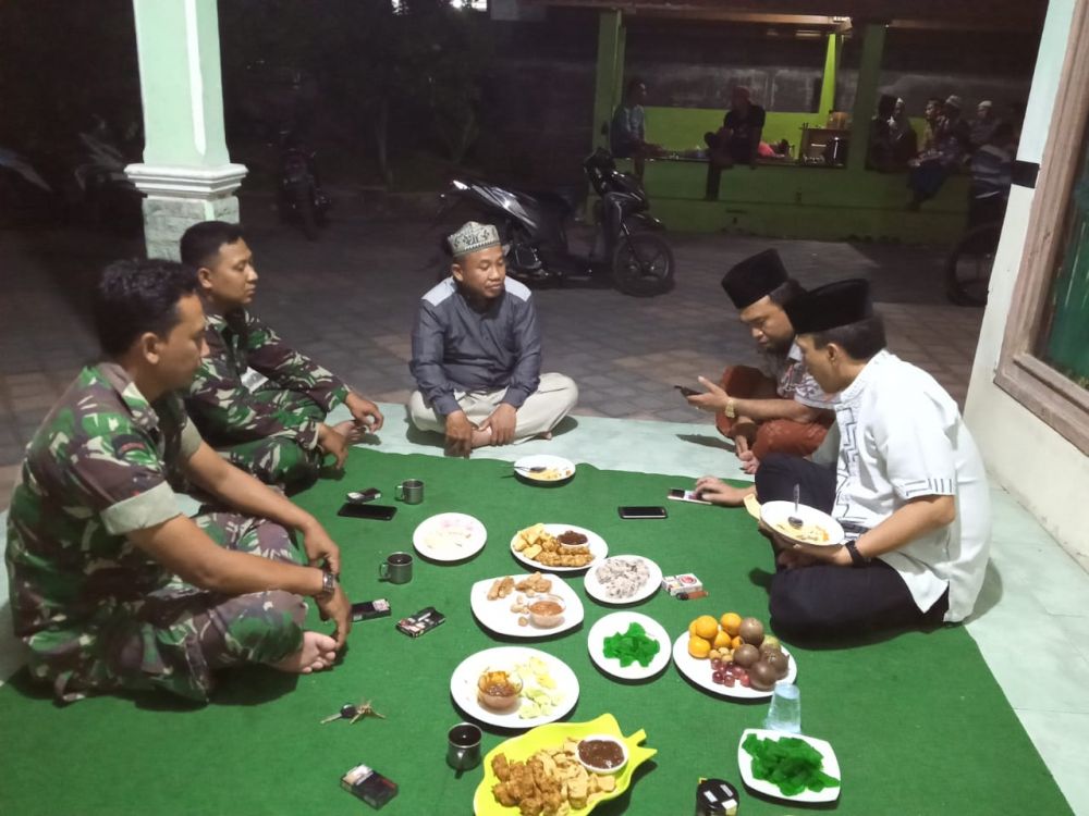 TMMD ke 106 Anggota Satgas Menjalin Komsos dengan Warga