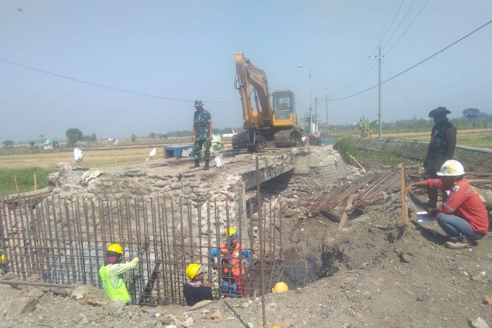 Peningkatan Jalan Beton Di Desa Kupang Dalam Rangka TMMD ke 106
