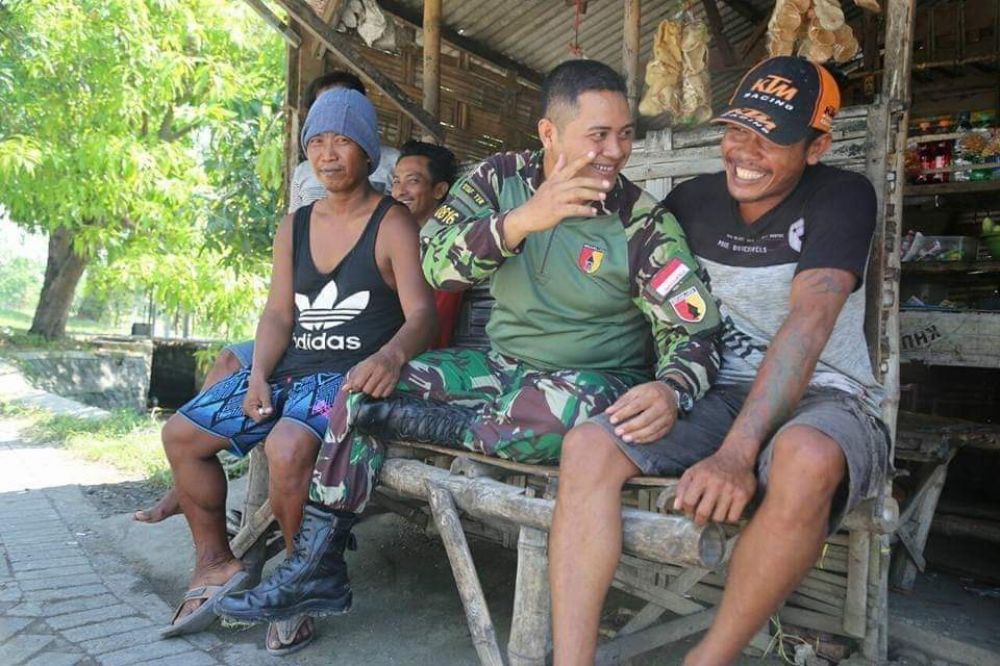 Serma Sutrisno Ngopi Bersama Warga Desa Kupang Sidoarjo
