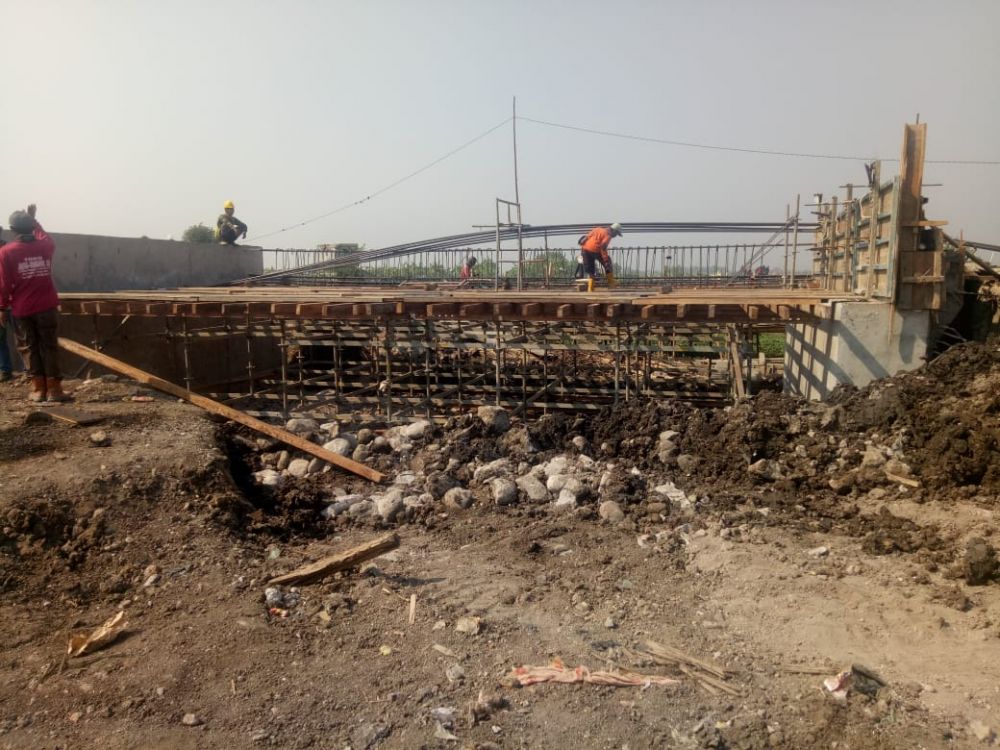 Semangat Gotong Royong Satgas TMMD dan Warga Kupang 