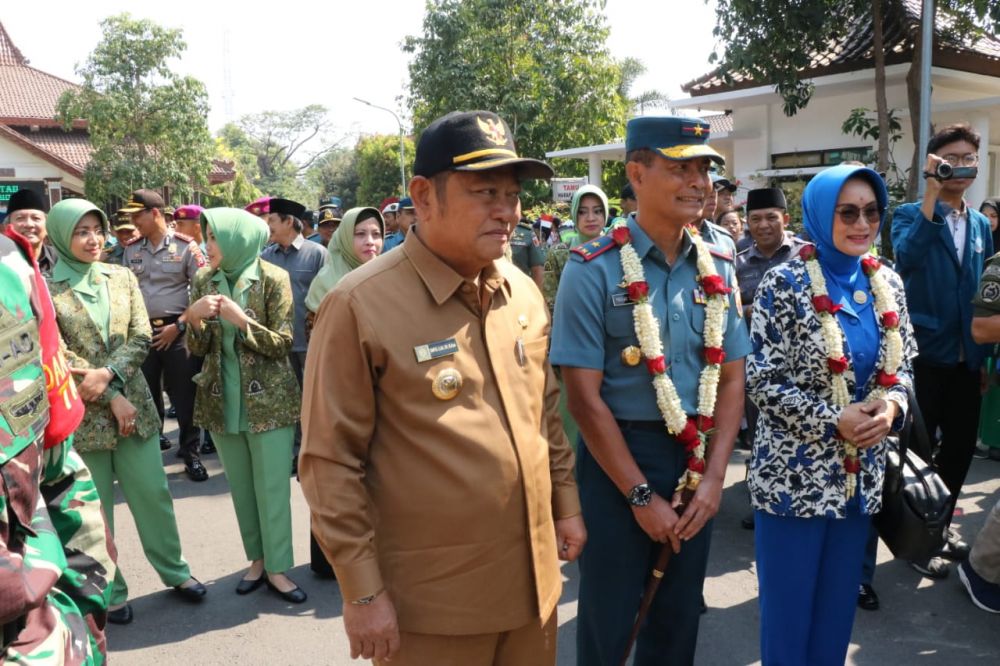 Upacara Penutupan Bhakti TMMD Menyerahkan Sembako Secara Simbolis