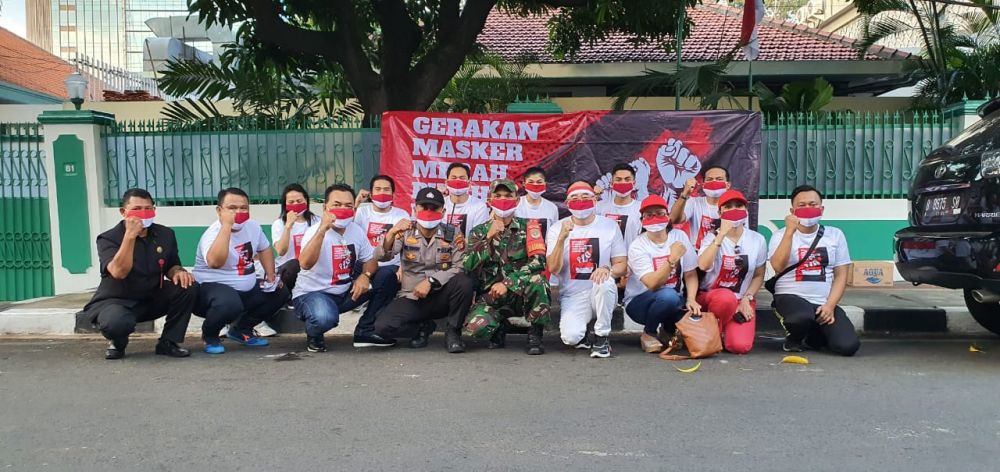 Gerakan Masker Merah Putih Bagikan Masker di Bunderan HI