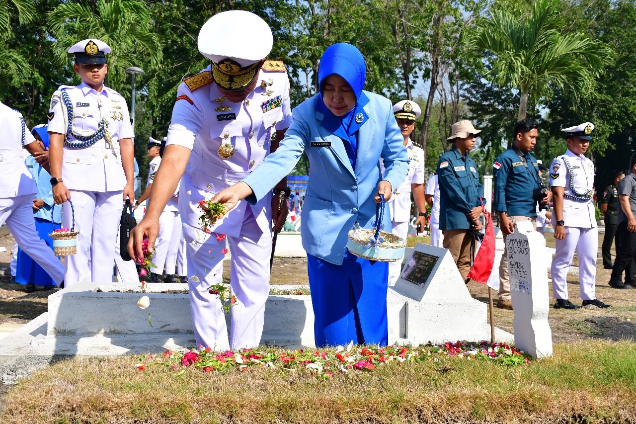 Jelang HUT ke-79 TNI AL, Komandan Puspenerbal Ziarah TMP 10 November Surabaya