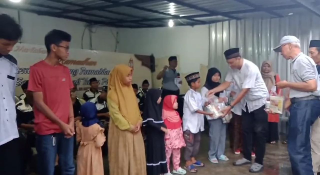 Dukung Ekonomi Kreatif, AWS dan UMKM Margorejo Tutup Bazar Safari Ramadhan dan Santunan Anak Yatim