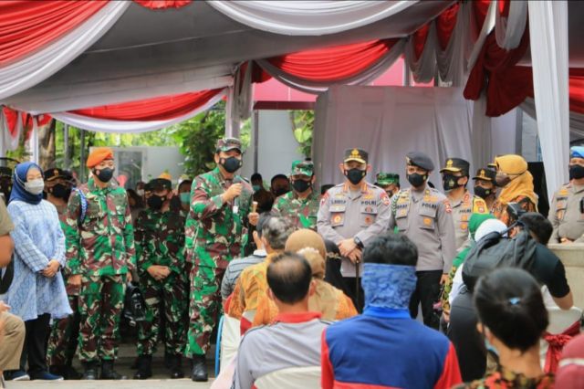 Panglima TNI dan Kapolri Tinjau Vaksinasi di Gayungan Surabaya