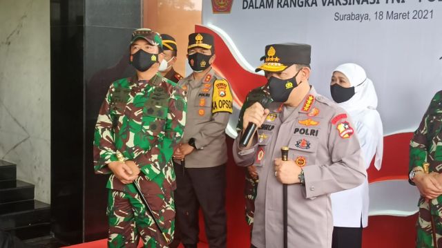Panglima TNI Dan Kapolri Tinjau Vaksinasi Prajurit di Polda Jatim 