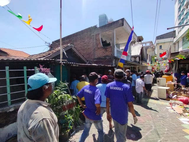 Sempat Ricuh, PN Surabaya Eksekusi 28 Rumah Di Jalan Dukuh Pakis
